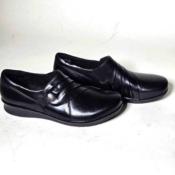 Women's Black Leather Slip-On Shoes. Size 8.5 - Picture 3 of 9